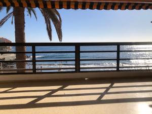 特尔德Espectacular en primera línea de la playa的以及享有海滩景致的阳台。