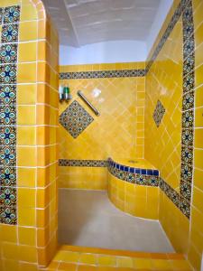 阿吉吉克Casa del Sol Inn的一间黄色瓷砖浴室,内配浴缸
