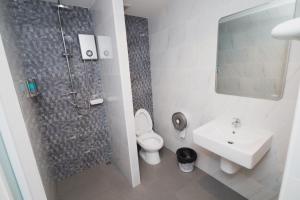 清迈Y智能酒店的带淋浴、卫生间和盥洗盆的浴室