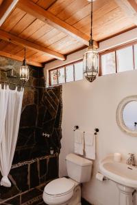 棕榈泉考卡酒店的一间带卫生间和水槽的浴室