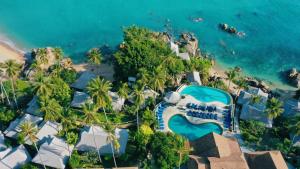 茶云莱海滩Coral Cliff Beach Resort Samui - SHA Plus的享有带游泳池的度假村的空中景致