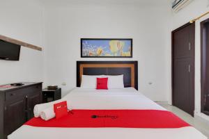 RedDoorz near Stadion Kompyang Sujana Bali客房内的一张或多张床位