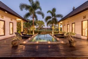 乌布库布阿贡别墅的后院设有游泳池和木甲板