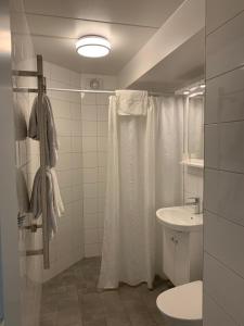 尼亚帕尔拉斯酒店的一间浴室