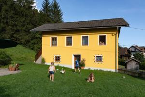 UnterkolbnitzBrunner - Ferienwohnung im Hühnerhotel的一群孩子在黄色房子前