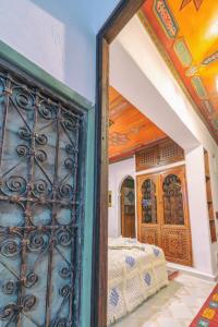 舍夫沙万达尔拜博酒店的一间卧室设有一张带床铺的开放式门