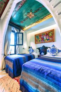 舍夫沙万达尔拜博酒店的一间卧室设有两张床和天花板