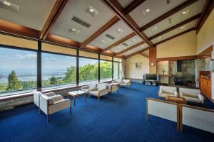 猪苗代町Lake View Inawashiro的大型客房设有桌椅和大窗户。