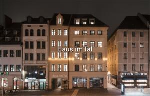 慕尼黑Haus im Tal的一座建筑,上面有标志,上面有污点