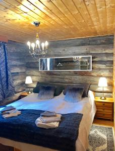 洛斯托Villa Karhunkehto的一间卧室配有一张带吊灯的大床