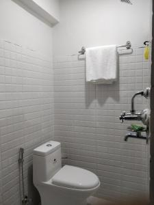 加德满都Hotel Samrajya Pvt. Ltd.的白色的浴室设有卫生间和毛巾。