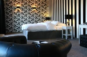 克里维茨巴斯歇斯特城堡酒店的一间卧室配有一张床和一张沙发