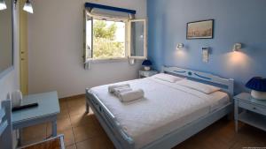 德里奥斯艾维酒店的蓝色的卧室设有床和窗户
