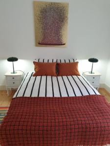 里斯本里斯本居家公寓的一间卧室配有一张带红毯的床和两盏灯。