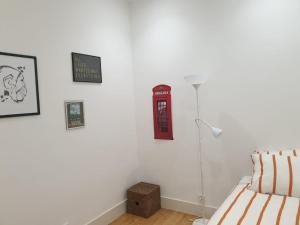 里斯本里斯本居家公寓的卧室的墙上设有红色电话亭