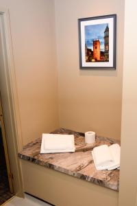 莫珀斯Plough Inn的浴室提供2条毛巾和墙上的照片