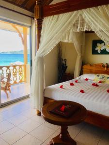 拉迪格岛帕特坦村酒店的一间卧室设有一张床,享有海景