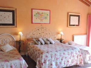 龙奇廖内Casale Fedele Family Relax B&B Vicino al Borgo的一间卧室配有两张床和两盏灯。