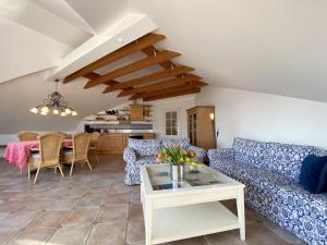 黑灵斯多夫Villa Caprivi - Ferienwohnung 12的客厅配有蓝色的沙发和桌子