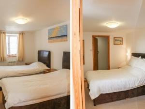 大托灵顿Lundy View Cottage的两张图片的酒店客房 - 带两张床