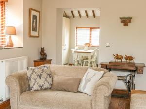 MawdesleyBarn Owl Cottage At Crook Hall Farm的客厅配有沙发和桌子