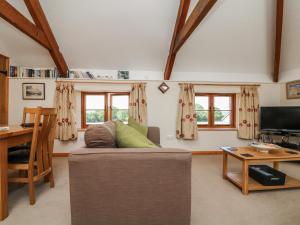 大托灵顿Lundy View Cottage的客厅配有沙发和桌子