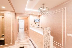 圣彼得堡Guest House 16/8的走廊上设有大理石台面和吊灯