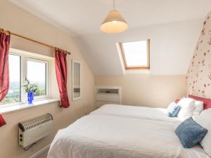 CoreleySouthview的一间卧室设有两张床和两个窗户。