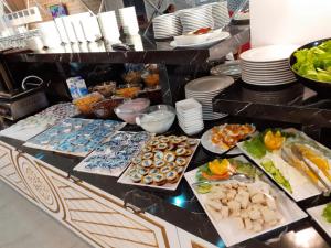 阿菲永EMA ÖZTÜRK THERMAL HOTEL的包含多种不同食物的自助餐