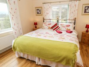 哈瑟西奇Broadhay的一间卧室配有一张带绿色和白色床单的床。