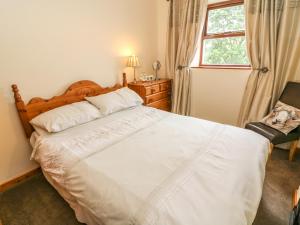 PenningtonHorrace Farm Cottage的卧室设有一张白色大床和一扇窗户。