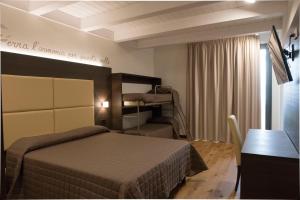 Hotel Ristorante Da Tonino客房内的一张或多张双层床