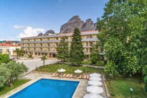 卡兰巴卡迪瓦尼迈奥泰拉酒店的一座带游泳池和山 ⁇ 的酒店