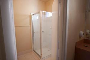 墨尔本帕克维尔汽车旅馆的浴室里设有玻璃门淋浴