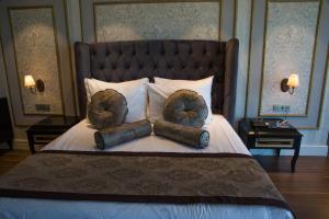 巴统Euphoria Batumi Convention & Casino Hotel的一张大床,配有两个大枕头