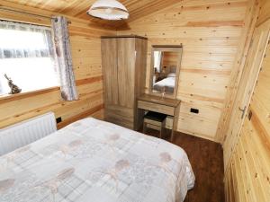 格里姆斯顿Hayfields的小木屋内一间卧室,配有一张床
