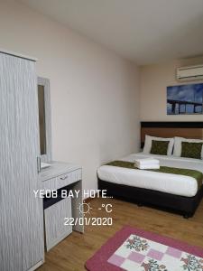 安邦Yeob Bay hotel Ampang的一间卧室配有一张床、梳妆台和一张西德西德西德西德床。