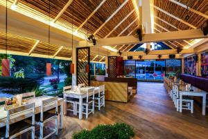 Naiharn Beach Resort - SHA Plus Extra餐厅或其他用餐的地方