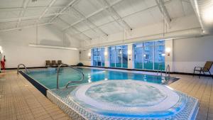 切尔滕纳姆Leonardo Hotel Cheltenham的一个带热水浴缸的大型游泳池
