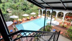 基苏木君豪酒店的享有带椅子和遮阳伞的游泳池的景色