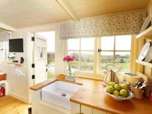韦德布里奇Willow的厨房设有水槽和窗户。