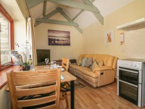 利斯卡德Barn Cottage的客厅配有沙发和桌子