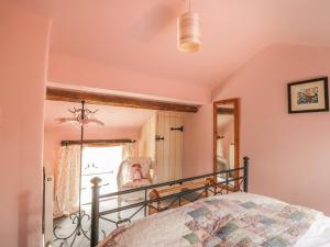 斯卡伯勒Honey Bee Cottage的一间卧室配有一张床和镜子