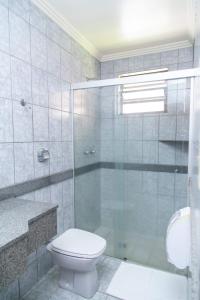 科鲁帕Tureck Garten Hotel的一间带卫生间和玻璃淋浴间的浴室