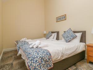 约克Pear Tree Cottage的卧室内两张并排的床