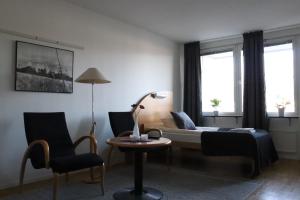 舍夫德RS Lägenhetshotell Skövde的客厅配有沙发和桌椅
