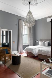开普敦哈泼斯旅馆的一间卧室配有一张床和一个吊灯