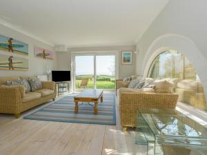 达特茅斯Landcombe Cottage的客厅配有两张沙发和一张桌子
