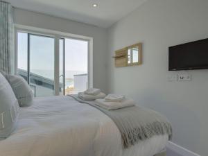 卡兰斯拓克Rosen的白色卧室配有一张大床和毛巾