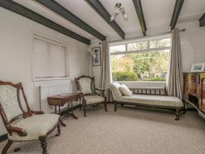 圣艾夫斯Boundys House的客厅配有两把椅子和窗户